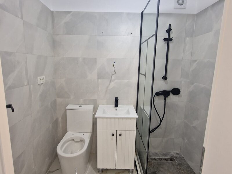 Titan, scoala 195, langa parc IOR